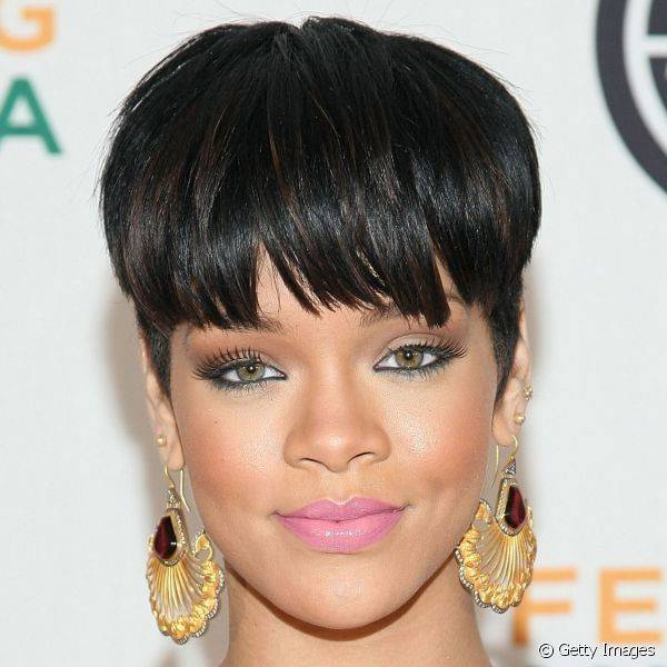 Mesmo antes de virar sucesso internacional, em 2009, Rihanna já apostava em tons clarinhos de rosa com toques de gloss nos lábios